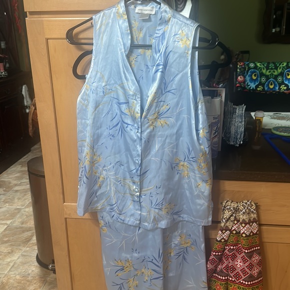 Beautiful jones of New York pjs for that special night - Picture 3 of 4